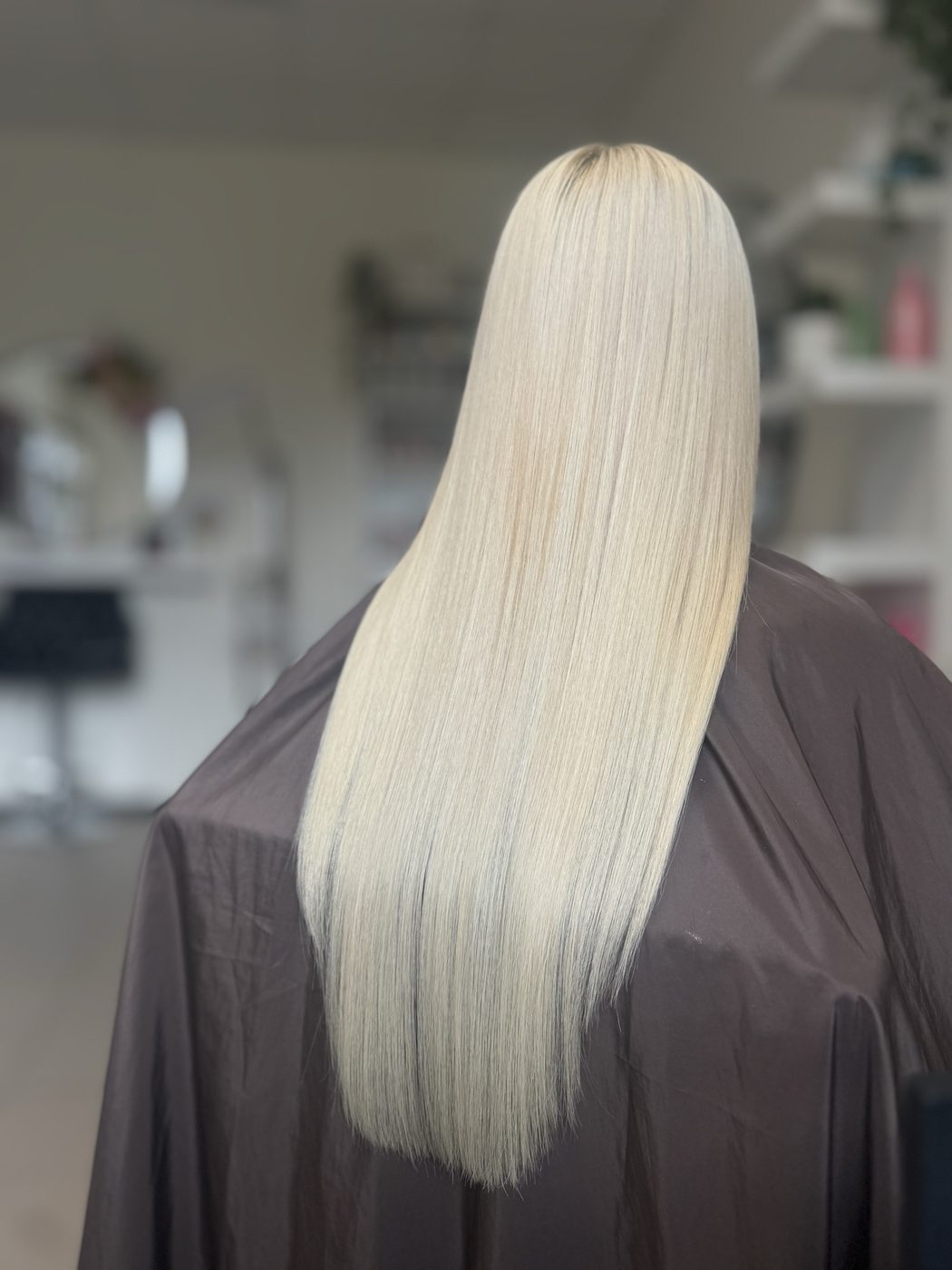 Platīna blondi mati pēc nanoplastikas