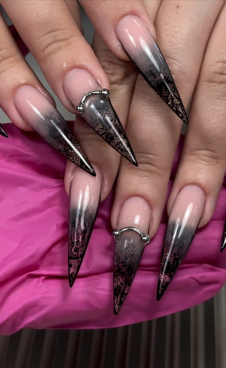 Pieaudzēti nagi, stiletto forma ar dekoru